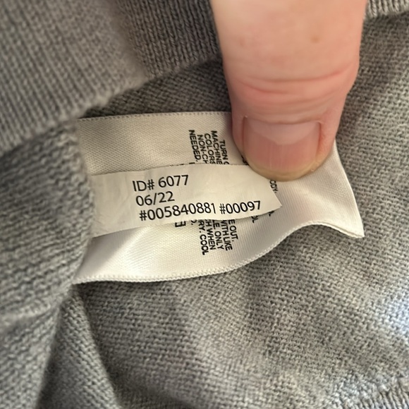 Express Men’s 100% Merino wool long sleeve sweater in light gray size large. - Picture 10 of 10